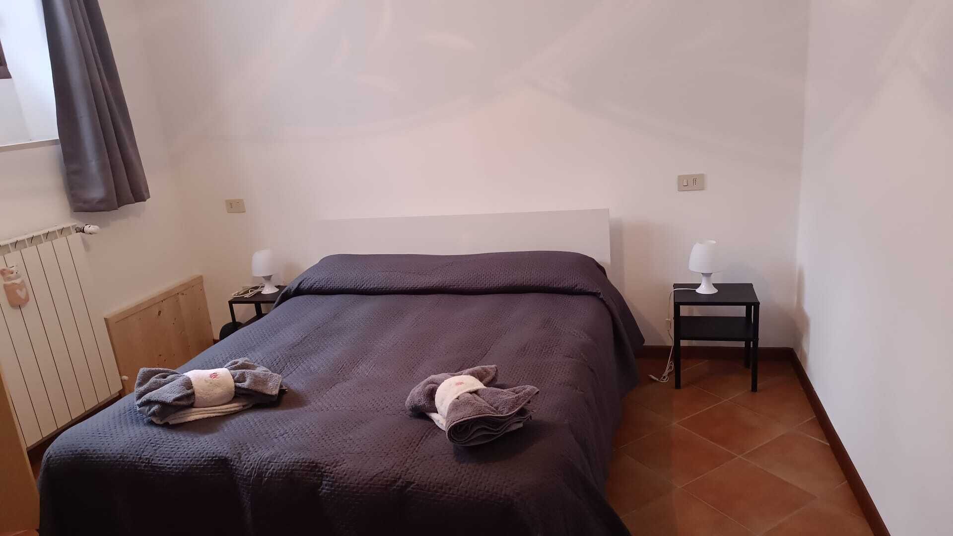 2 chambres, coffres-forts dans les chambres, lit parapluie