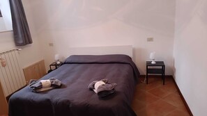 2 chambres, coffres-forts dans les chambres, lit parapluie