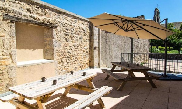 Outdoor dining - Gite de France 10 People (Albaret-le-Comtal)