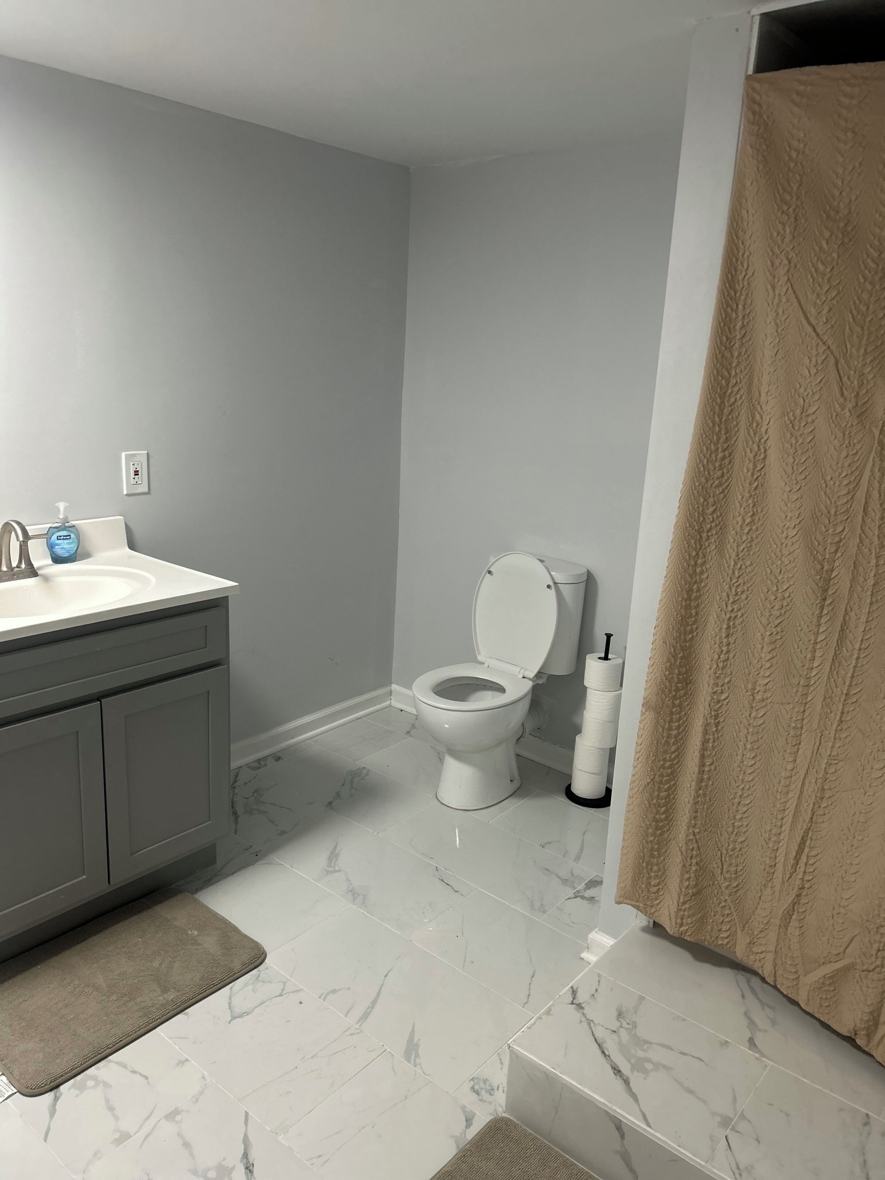 Secador de pelo, toallas, jabón y papel higiénico