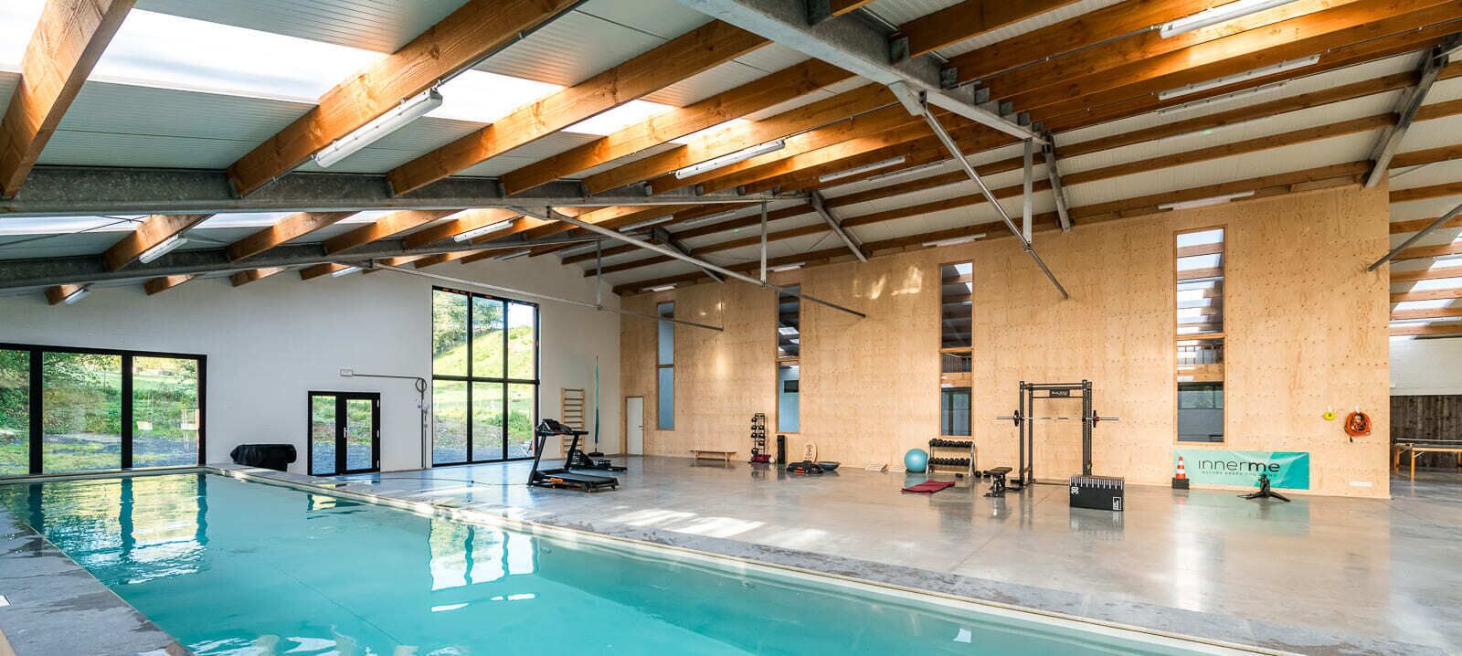 Comfort chalet, uitzicht op heuvels | Zwembad | Een binnenzwembad