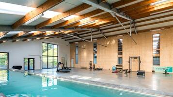 Comfort chalet, uitzicht op heuvels | Zwembad | Een binnenzwembad