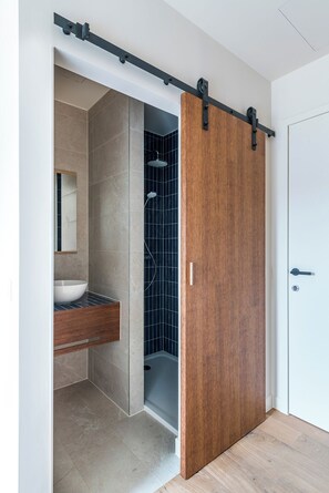 Comfort Chalet, Hill View | Bathroom | Shower - Taeru Gîte 1 (Érezée)