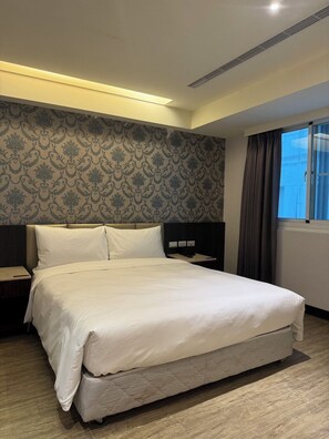 Basic Double Room, Canal View | Desk, free WiFi - MOON HOTEL Xinxing  (Kaohsiung)