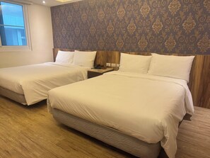 Basic Quadruple Room | Desk, free WiFi - MOON HOTEL Xinxing  (Kaohsiung)