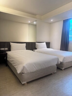 Basic Twin Room | Desk, free WiFi - MOON HOTEL Xinxing  (Kaohsiung)