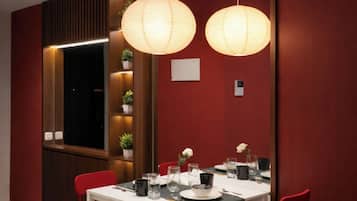 Deluxe Double or Twin Room, City View | In-room dining