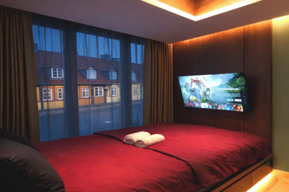 Crimson Autumn Suites JP