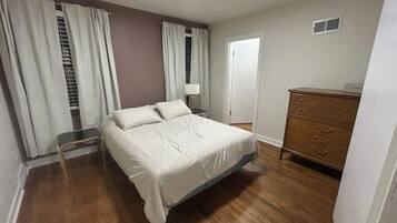 1 soverom, strykejern/-brett, wi-fi og sengetøy