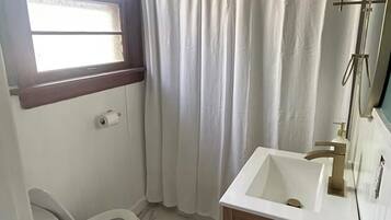 Hårføner, håndklær, såpe og toalettpapir