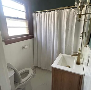 Hårføner, håndklær, såpe og toalettpapir