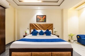 Desk, free WiFi, bed sheets - BNB Sakura (Gurugram)