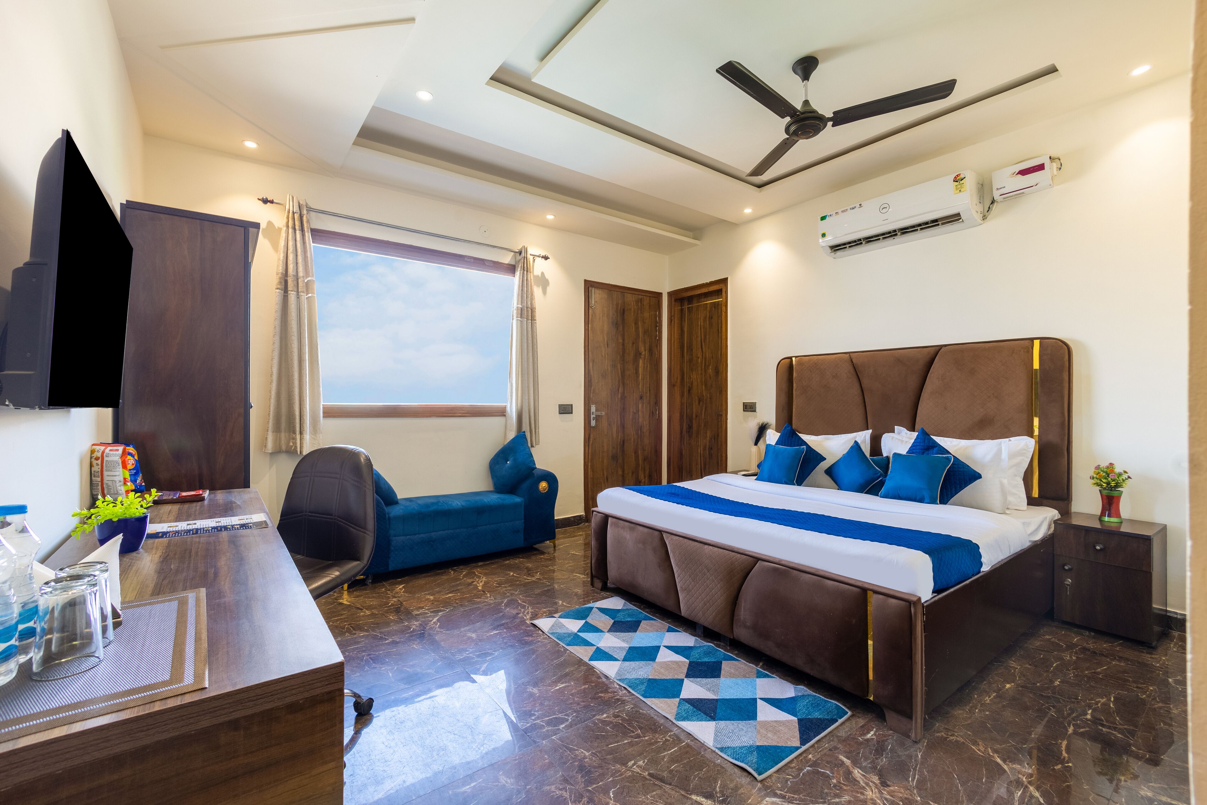 Executive Double Room | Desk, free WiFi