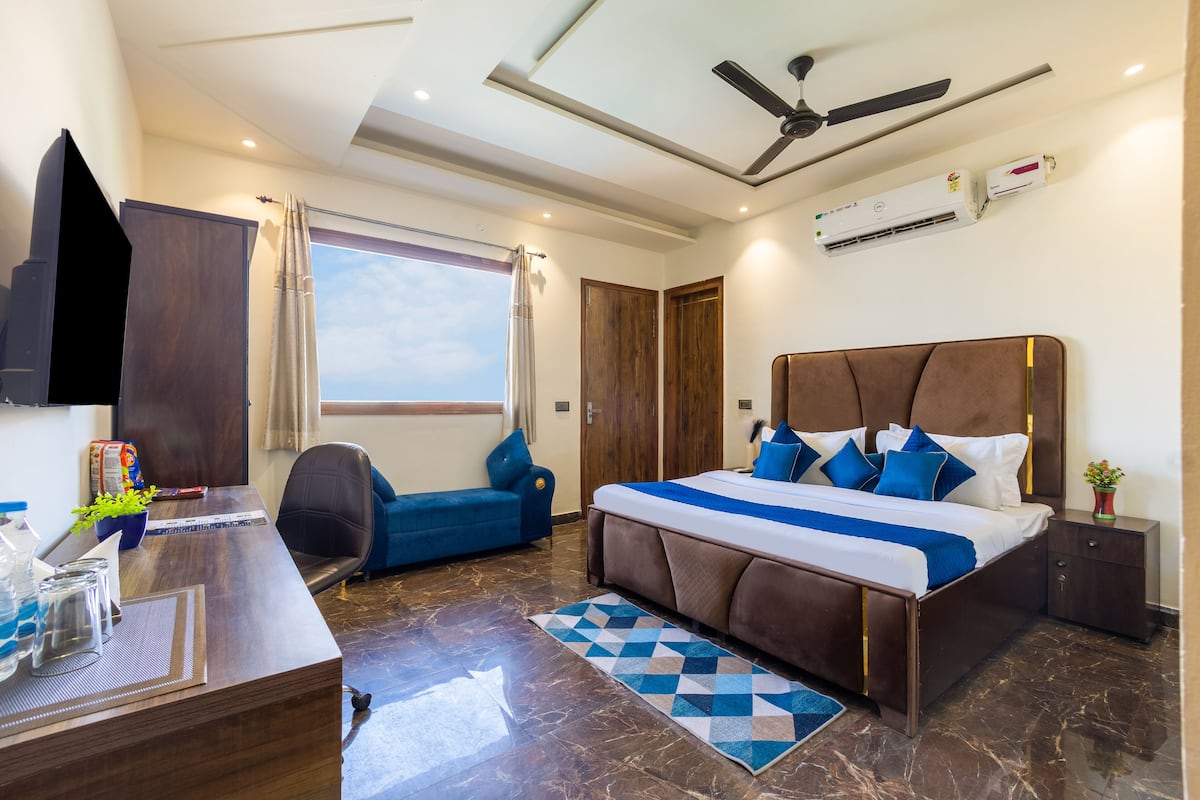 Executive Double Room | Desk, free WiFi