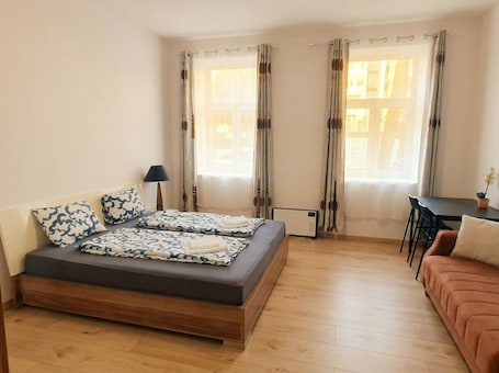 Apartamento básico | Ferros/tábuas de passar roupa, Wi-Fi de cortesia. Comfortable 1BR Apartment Near Center