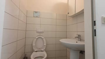 Apartamento básico | Banheiro | Chuveiro, produtos de toalete grátis, secador de cabelo