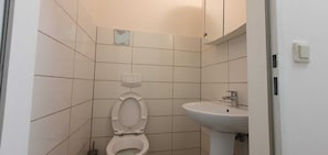 Leilighet – basic | Bad | Dusj, toalettartikler (inkludert), hårføner og håndklær