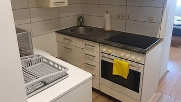 Appartamento Basic | Cucina privata | Mini-frigorifero, microonde, forno, piano cottura