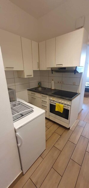 Basic-Apartment | Eigene Küche | Mini-Kühlschrank, Mikrowelle, Ofen, Herdplatte