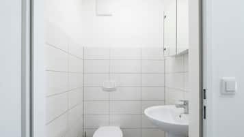 Basic-Apartment | Badezimmer | Dusche, kostenlose Toilettenartikel, Haartrockner, Handtücher