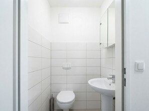 Basic Apartment | Bathroom | Shower, free toiletries, hair dryer, towels - Comfortable 1BR Apartment Near Center (Vienna)