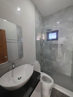 Bidet, Handtücher, Seife, Toilettenpapier