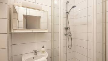 Leilighet – basic | Bad | Dusj, toalettartikler (inkludert), hårføner og håndklær