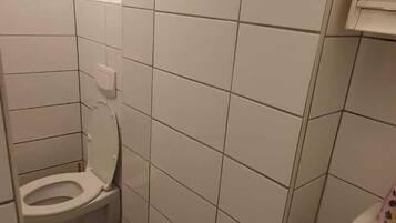 Eenvoudig appartement | Badkamer | Een douche, gratis toiletartikelen, een haardroger, handdoeken
