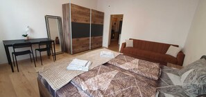 Basic Apartment | Iron/ironing board, free WiFi - Cozy 1BR 15 Min To Center Enkplatz U3 (Vienna)