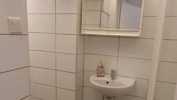 Basic-Apartment | Badezimmer | Dusche, kostenlose Toilettenartikel, Haartrockner, Handtücher