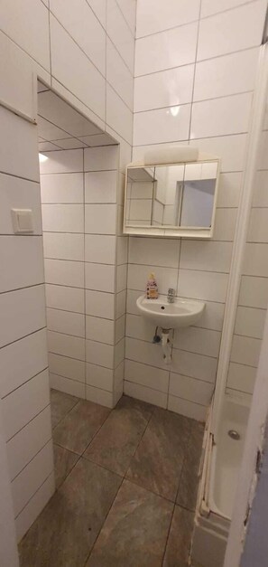Basic Apartment | Bathroom | Shower, free toiletries, hair dryer, towels - Cozy 1BR 15 Min To Center Enkplatz U3 (Wien)