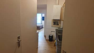 Eenvoudig appartement | Privékeuken | Een oven, een kookplaat, kookgerei, borden en bestek