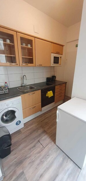 Basic Apartment | Private kitchen | Oven, stovetop, cookware/dishes/utensils - Cozy 1BR 15 Min To Center Enkplatz U3 (Wien)