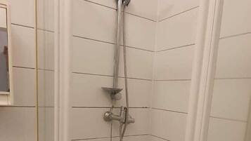 Eenvoudig appartement | Badkamer | Een douche, gratis toiletartikelen, een haardroger, handdoeken