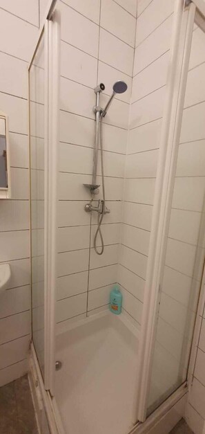 Appartamento Basic | Bagno | Doccia, set di cortesia gratuito, asciugacapelli, asciugamani