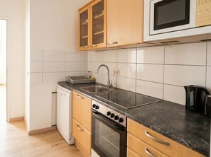 Basic Apartment | Private kitchen | Oven, stovetop, cookware/dishes/utensils - 15-min to Center, Budget-Friendly 1BR Apartment (Vienna)