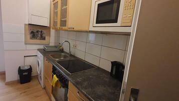 Apartemen Basic | Dapur pribadi | Oven, kompor, dan peralatan masak/sendok-piring