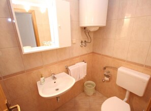 Apartment | Bathroom - Double Or Twin Room With Terrace and Sea View 10 (Zupa dubrovacka)