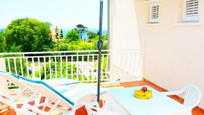 Apartment | Outdoor dining - Double Or Twin Room With Terrace and Sea View 10 (Zupa dubrovacka)