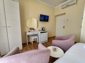 Apartment - Double Or Twin Room With Terrace and Sea View 10 (Zupa dubrovacka)