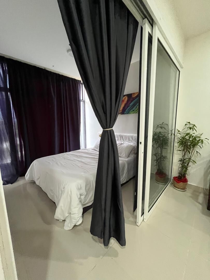 Bloc d'apartaments urbà | Cortines opaques, planxa i posts de planxar i wifi gratuïta 