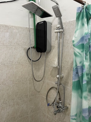 Bidet, asciugamani, sapone, carta igienica