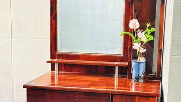 Eenvoudige tweepersoonskamer, airconditioning, uitzicht op de stad | Gratis wifi