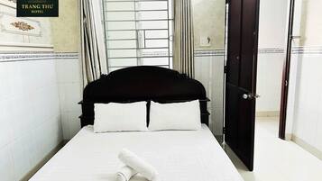 Eenvoudige tweepersoonskamer, airconditioning, uitzicht op de stad | Gratis wifi