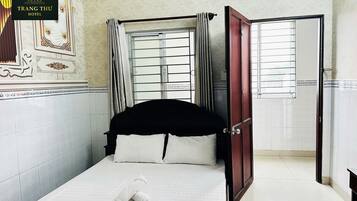 Eenvoudige tweepersoonskamer, airconditioning, uitzicht op de stad | Gratis wifi