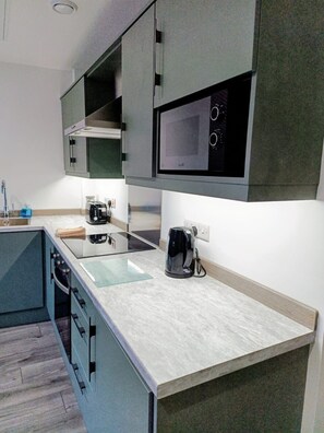Microwave - Modern 1 Bedroom Apt 1 near City Centre (Belfast)
