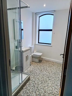 Shower, hair dryer - Modern 1 Bedroom Apt 1 near City Centre (Belfast)