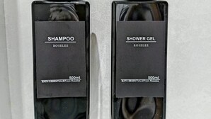 Deux flacons noirs de produits de bain Roselee, l’un portant l’étiquette « Shampoing » et l’autre « Gel douche », chacun muni d’un distributeur à pompe et d’une capacité de 500 ml.