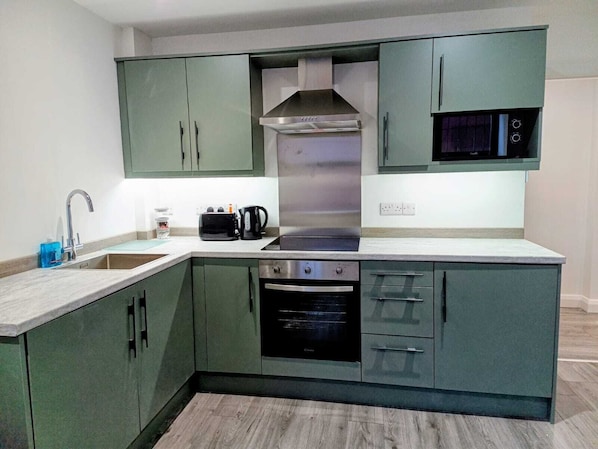 Private kitchen - Modern 1 Bedroom Apt 3 near City Centre (Belfast)