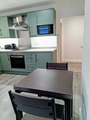 Dining - Modern 1 Bedroom Apt 3 near City Centre (Belfast)